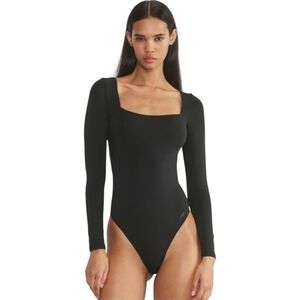 Babaton Aritzia Black Contour Square Neck Long Sleeve Bodysuit Sz‎ L